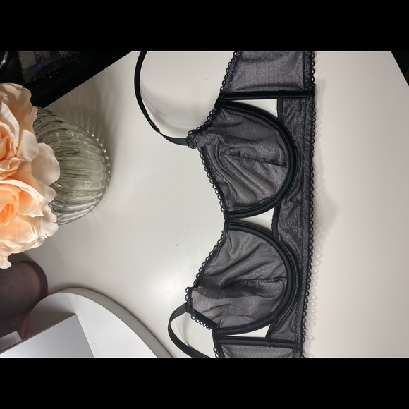 Victoria Secret Bra - Picture 2 of 2